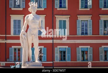 Nizza, Frankreich - 13. Juni 2024: Berühmter Brunnen du Soleil mit der Statue des Apollo auf dem Place Massena, französische Riviera, Südfrankreich Stockfoto