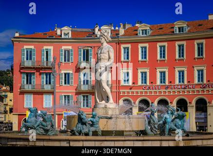Nizza, Frankreich - 23. Mai 2024: Berühmter Brunnen du Soleil mit der Statue des Apollo auf dem Place Massena, französische Riviera, Südfrankreich Stockfoto