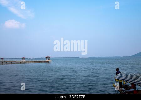 WUHAN, CHINA - 3. SEPTEMBER 2015: Ein großer Panoramablick auf den riesigen Ostsee (Donghu) mit einem Holzsteg und Pavillon sichtbar in der Ferne un Stockfoto