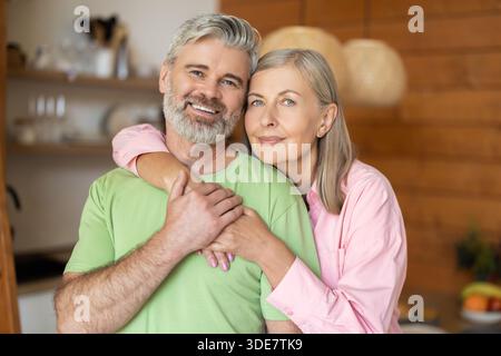 Glückliche ältere Männer und Frauen, die einen liebevollen Moment teilen Stockfoto