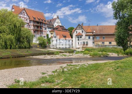 Fachwerkhäuser am Ufer der Donau in Riedlingen, von der Insel aus gesehen Stockfoto
