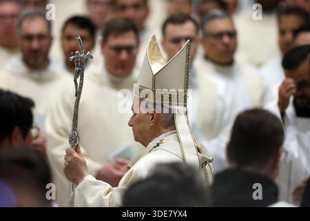 Vatikanstadt, Italien. Januar 2026. VATIKANSTADT – Italien, 6. Januar 2026: Ankunft des Päpstes nach Schließung der Heiligen Pforte. Papst Leo XIV. Führt die Messe der Epiphanie des Herrn und den Ritus der Schließung der Heiligen Pforte am Altar der Beichte im Petersdom, der das ordentliche Jubiläum von 2025 beendet. Quelle: Unabhängige Fotoagentur/Alamy Live News Stockfoto