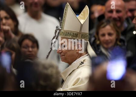 Vatikanstadt, Italien. Januar 2026. VATIKANSTADT – Italien, 6. Januar 2026: Ankunft des Päpstes nach Schließung der Heiligen Pforte. Papst Leo XIV. Führt die Messe der Epiphanie des Herrn und den Ritus der Schließung der Heiligen Pforte am Altar der Beichte im Petersdom, der das ordentliche Jubiläum von 2025 beendet. Quelle: Unabhängige Fotoagentur/Alamy Live News Stockfoto