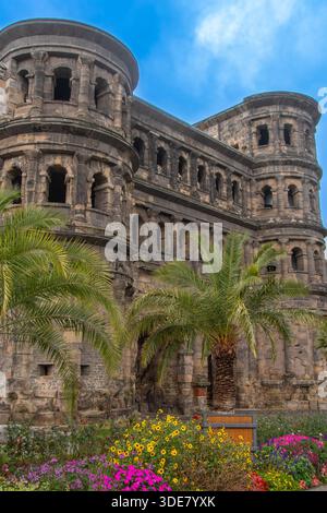 Porta Nigra in Trier, Deutschland - altes römisches Stadttor mit Palmen und Blumen Stockfoto
