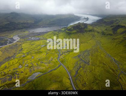 Ein Blick auf die Straße, die zur Solheimsjokull Gletscherlagune im Süden Islands führt Stockfoto