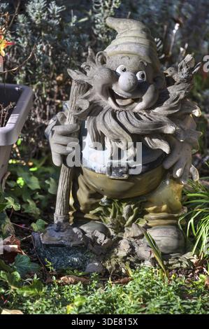 Gartenzwerg in einem Vorgarten, Franken, Bayern, Deutschland Stockfoto