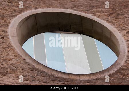 Oxford, Großbritannien - 22. Dezember 2025: Das Westgate Centre ist ein großes Einkaufszentrum in Oxford. Schönes rundes Fenster aus Glasstücken. Stockfoto