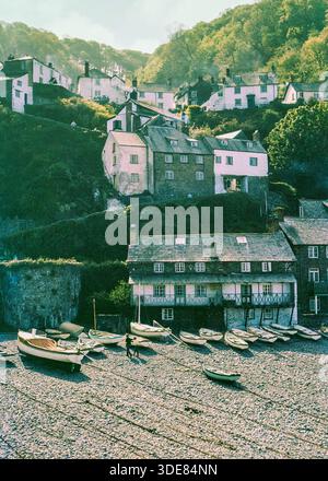 Historische Gebäude in Hafenbooten am Strand von Clovelly, Nord-Devon, England, 1960er Jahre Stockfoto