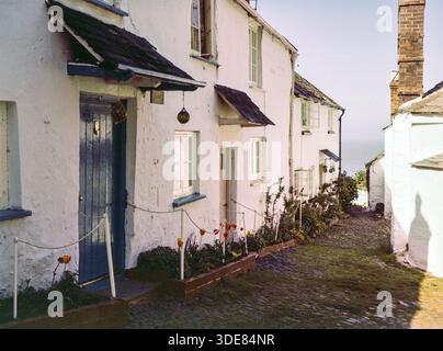 Historisches Gebäude bald mit Kopfsteinpflaster gepflasterte Straße im Küstendorf Clovelly, Nord-Devon, England, 1960er Jahre Stockfoto
