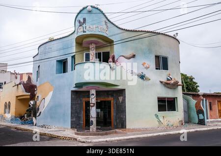 Gebäude mit 3D-Tierfiguren aus Keramikfliesen, Puerto Baquerizo Moreno, Insel San Cristóbal, Inseln Galápagos, Ecuado Stockfoto