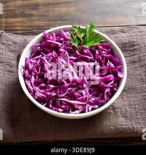 Rotkohl in Schüssel auf Holztisch. Nahansicht Stockfoto