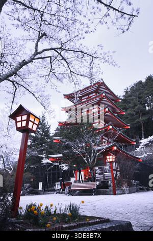 Fujiyoshida, Japan, 12/04/2016 Beschreibung: Vertikale Ansicht der Chureito-Pagode mit Kirschblüten und Laternen. Stockfoto