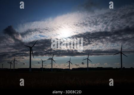 ALSUNGA, LETTLAND. August 2025. WES Windturbinen auf der Wiese. Stockfoto