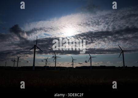 ALSUNGA, LETTLAND. August 2025. WES Windturbinen auf der Wiese. Stockfoto