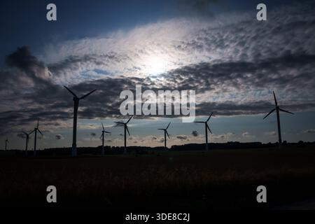 ALSUNGA, LETTLAND. August 2025. WES Windturbinen auf der Wiese. Stockfoto