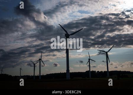 ALSUNGA, LETTLAND. August 2025. WES Windturbinen auf der Wiese. Stockfoto
