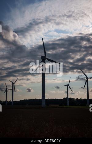 ALSUNGA, LETTLAND. August 2025. WES Windturbinen auf der Wiese. Stockfoto