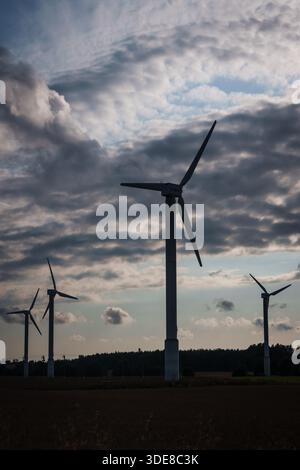 ALSUNGA, LETTLAND. August 2025. WES Windturbinen auf der Wiese. Stockfoto