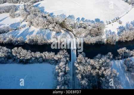 Saint Fiacre, Frankreich. Januar 2026. © PHOTOPQR/OUEST FRANCE/Franck Dubray ; Saint-Fiacre ; 06/01/2026 ; La Loire-Atantique a été placée en Vigilance orange par météo France comme 23 Départements en France pour des chutes de neige et verglas sur les Routes. La neige dans le vignoble nantais avec les vignes gelées à Saint-Fiacre (Foto Franck Dubray) Schneefälle in Frankreich, am 6. januar 2026 *** Lokaler Bildtitel *** Credit: MAXPPP/Alamy Live News Stockfoto