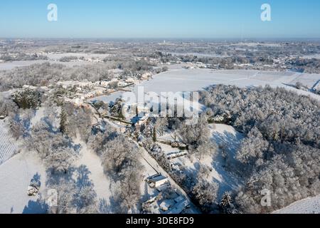 Saint Fiacre, Frankreich. Januar 2026. © PHOTOPQR/OUEST FRANCE/Franck Dubray ; Saint-Fiacre ; 06/01/2026 ; La Loire-Atantique a été placée en Vigilance orange par météo France comme 23 Départements en France pour des chutes de neige et verglas sur les Routes. La neige dans le vignoble nantais avec les vignes gelées à Saint-Fiacre (Foto Franck Dubray) Schneefälle in Frankreich, am 6. januar 2026 *** Lokaler Bildtitel *** Credit: MAXPPP/Alamy Live News Stockfoto