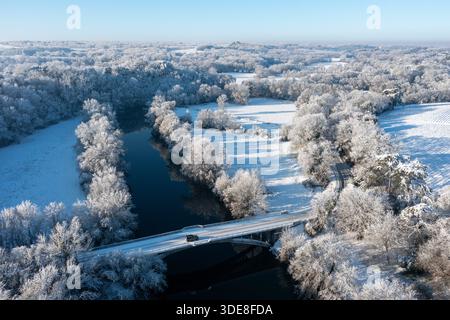 Saint Fiacre, Frankreich. Januar 2026. © PHOTOPQR/OUEST FRANCE/Franck Dubray ; Saint-Fiacre ; 06/01/2026 ; La Loire-Atantique a été placée en Vigilance orange par météo France comme 23 Départements en France pour des chutes de neige et verglas sur les Routes. La neige dans le vignoble nantais avec les vignes gelées à Saint-Fiacre (Foto Franck Dubray) Schneefälle in Frankreich, am 6. januar 2026 *** Lokaler Bildtitel *** Credit: MAXPPP/Alamy Live News Stockfoto