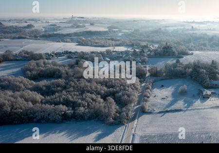 Saint Fiacre, Frankreich. Januar 2026. © PHOTOPQR/OUEST FRANCE/Franck Dubray ; Saint-Fiacre ; 06/01/2026 ; La Loire-Atantique a été placée en Vigilance orange par météo France comme 23 Départements en France pour des chutes de neige et verglas sur les Routes. La neige dans le vignoble nantais avec les vignes gelées à Saint-Fiacre (Foto Franck Dubray) Schneefälle in Frankreich, am 6. januar 2026 *** Lokaler Bildtitel *** Credit: MAXPPP/Alamy Live News Stockfoto