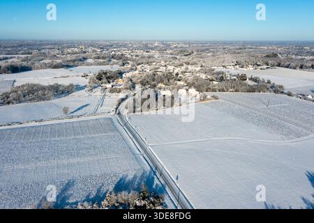 Saint Fiacre, Frankreich. Januar 2026. © PHOTOPQR/OUEST FRANCE/Franck Dubray ; Saint-Fiacre ; 06/01/2026 ; La Loire-Atantique a été placée en Vigilance orange par météo France comme 23 Départements en France pour des chutes de neige et verglas sur les Routes. La neige dans le vignoble nantais avec les vignes gelées à Saint-Fiacre (Foto Franck Dubray) Schneefälle in Frankreich, am 6. januar 2026 *** Lokaler Bildtitel *** Credit: MAXPPP/Alamy Live News Stockfoto
