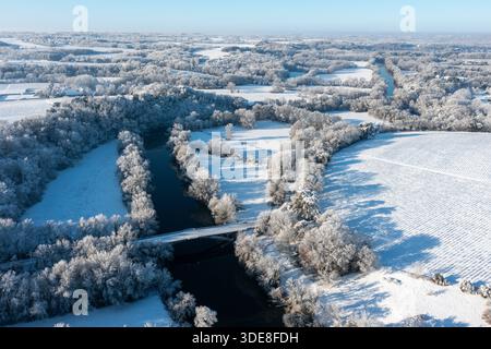 Saint Fiacre, Frankreich. Januar 2026. © PHOTOPQR/OUEST FRANCE/Franck Dubray ; Saint-Fiacre ; 06/01/2026 ; La Loire-Atantique a été placée en Vigilance orange par météo France comme 23 Départements en France pour des chutes de neige et verglas sur les Routes. La neige dans le vignoble nantais avec les vignes gelées à Saint-Fiacre (Foto Franck Dubray) Schneefälle in Frankreich, am 6. januar 2026 *** Lokaler Bildtitel *** Credit: MAXPPP/Alamy Live News Stockfoto