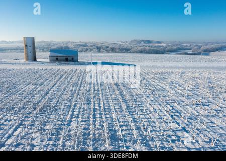 Saint Fiacre, Frankreich. Januar 2026. © PHOTOPQR/OUEST FRANCE/Franck Dubray ; Saint-Fiacre ; 06/01/2026 ; La Loire-Atantique a été placée en Vigilance orange par météo France comme 23 Départements en France pour des chutes de neige et verglas sur les Routes. La neige dans le vignoble nantais avec les vignes gelées à Saint-Fiacre (Foto Franck Dubray) Schneefälle in Frankreich, am 6. januar 2026 *** Lokaler Bildtitel *** Credit: MAXPPP/Alamy Live News Stockfoto