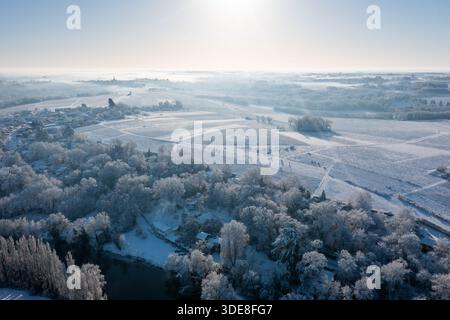 Saint Fiacre, Frankreich. Januar 2026. © PHOTOPQR/OUEST FRANCE/Franck Dubray ; Saint-Fiacre ; 06/01/2026 ; La Loire-Atantique a été placée en Vigilance orange par météo France comme 23 Départements en France pour des chutes de neige et verglas sur les Routes. La neige dans le vignoble nantais avec les vignes gelées à Saint-Fiacre (Foto Franck Dubray) Schneefälle in Frankreich, am 6. januar 2026 *** Lokaler Bildtitel *** Credit: MAXPPP/Alamy Live News Stockfoto