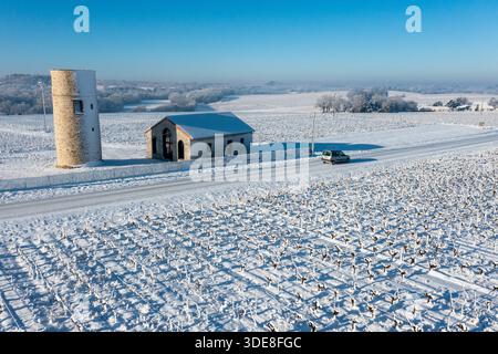 Saint Fiacre, Frankreich. Januar 2026. © PHOTOPQR/OUEST FRANCE/Franck Dubray ; Saint-Fiacre ; 06/01/2026 ; La Loire-Atantique a été placée en Vigilance orange par météo France comme 23 Départements en France pour des chutes de neige et verglas sur les Routes. La neige dans le vignoble nantais avec les vignes gelées à Saint-Fiacre (Foto Franck Dubray) Schneefälle in Frankreich, am 6. januar 2026 *** Lokaler Bildtitel *** Credit: MAXPPP/Alamy Live News Stockfoto