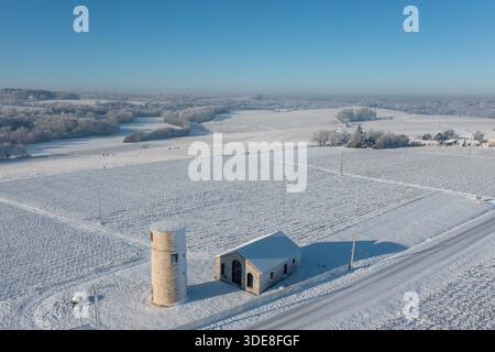 Saint Fiacre, Frankreich. Januar 2026. © PHOTOPQR/OUEST FRANCE/Franck Dubray ; Saint-Fiacre ; 06/01/2026 ; La Loire-Atantique a été placée en Vigilance orange par météo France comme 23 Départements en France pour des chutes de neige et verglas sur les Routes. La neige dans le vignoble nantais avec les vignes gelées à Saint-Fiacre (Foto Franck Dubray) Schneefälle in Frankreich, am 6. januar 2026 *** Lokaler Bildtitel *** Credit: MAXPPP/Alamy Live News Stockfoto