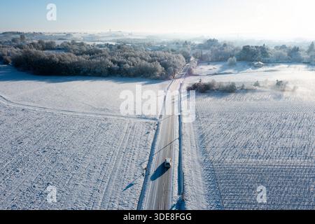 Saint Fiacre, Frankreich. Januar 2026. © PHOTOPQR/OUEST FRANCE/Franck Dubray ; Saint-Fiacre ; 06/01/2026 ; La Loire-Atantique a été placée en Vigilance orange par météo France comme 23 Départements en France pour des chutes de neige et verglas sur les Routes. La neige dans le vignoble nantais avec les vignes gelées à Saint-Fiacre (Foto Franck Dubray) Schneefälle in Frankreich, am 6. januar 2026 *** Lokaler Bildtitel *** Credit: MAXPPP/Alamy Live News Stockfoto