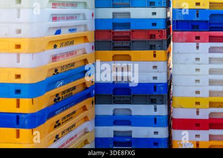 Leere Fischkisten stapeln sich auf dem Pier in Baltimore, West Cork, Irland. Stockfoto