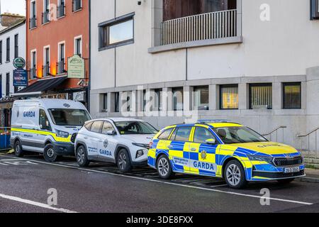 Garda-Fahrzeuge parkten vor dem Bahnhof Garda in Bantry, West Cork, Irland. Stockfoto