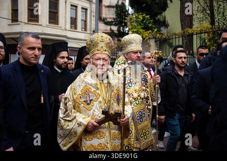Istanbul, Istanbul, Türkei. Januar 2026. Die traditionelle Kreuzwurfzeremonie fand im Ökumenischen Patriarchat in Fener, im Istanbuler Stadtteil Balat, statt. Die Zeremonie, die die Taufe Jesu Christi im Jordan nach orthodoxem christlichen Glauben symbolisiert, umfasste Gebete und den Segen des Wassers durch das Werfen eines Kreuzes in das heilige Wasser. Der Ökumenische Patriarch BARTHOLOMÄUS nahm an der Zeremonie teil. Geistliche Mitglieder und Gläubige nahmen ebenfalls teil, die Gebete für Frieden, Gesundheit und Wohlbefinden boten. Die Zeremonie endete nach Hymnen und Segnungen. (Kredit-Imag Stockfoto