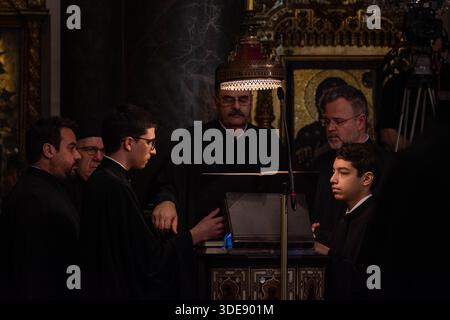 Istanbul, Istanbul, Türkei. Januar 2026. Die traditionelle Kreuzwurfzeremonie fand im Ökumenischen Patriarchat in Fener, im Istanbuler Stadtteil Balat, statt. Die Zeremonie, die die Taufe Jesu Christi im Jordan nach orthodoxem christlichen Glauben symbolisiert, umfasste Gebete und den Segen des Wassers durch das Werfen eines Kreuzes in das heilige Wasser. Der Ökumenische Patriarch Bartholomäus nahm an der Zeremonie teil. Geistliche Mitglieder und Gläubige nahmen ebenfalls teil, die Gebete für Frieden, Gesundheit und Wohlbefinden boten. Die Zeremonie endete nach Hymnen und Segnungen. (Kredit-Imag Stockfoto