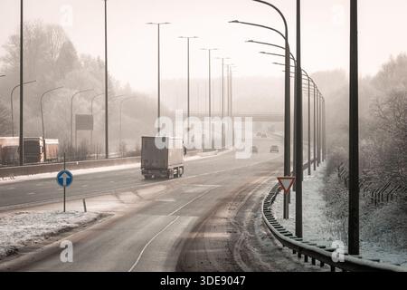 Habay, Belgien. Januar 2026. Cars fährt am Dienstag, den 6. Januar 2026, auf der Autobahn E411 in der Nähe von Habay. Die Temperaturen sind in Belgien niedrig, wobei die örtlichen Schneefälle mehrere Tage lang auftreten. Quelle: Belga News Agency/Alamy Live News Stockfoto