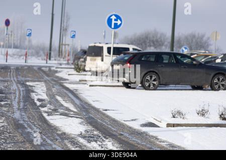 Habay, Belgien. Januar 2026. Ein schneebedeckter Parkplatz in der Nähe von Habay, Dienstag, den 6. Januar 2026. Die Temperaturen sind in Belgien niedrig, wobei die örtlichen Schneefälle mehrere Tage lang auftreten. Quelle: Belga News Agency/Alamy Live News Stockfoto