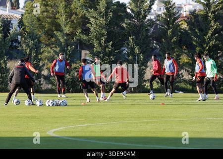 Lagos, Portugal. Januar 2026. Die Spieler von Standard wurden während des Wintertrainings der belgischen Fußballmannschaft Standard de Lüttich in Lagos, Portugal, am Montag, den 5. Januar 2026, im Wintertraining der belgischen Fußballmannschaft Standard de Lüttich, in Lagos, Portugal, dargestellt. BELGA FOTO RICARDO NASCIMENTO Credit: Belga Nachrichtenagentur/Alamy Live News Stockfoto