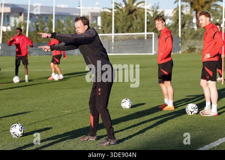 Lagos, Portugal. Januar 2026. Der Cheftrainer von Standard, Vincent Euvrard, gibt während des Wintertrainings der belgischen Fußballmannschaft Standard de Lüttich, Montag, den 5. Januar 2026 in Lagos, Portugal, Gesten. BELGA FOTO RICARDO NASCIMENTO Credit: Belga Nachrichtenagentur/Alamy Live News Stockfoto