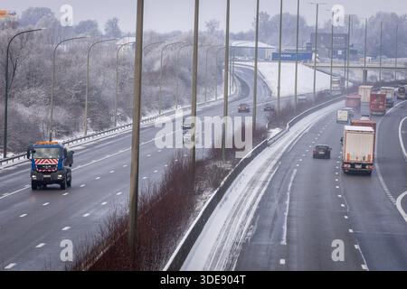 Habay, Belgien. Januar 2026. Cars fährt am Dienstag, den 6. Januar 2026, auf der Autobahn E411 in der Nähe von Habay. Die Temperaturen sind in Belgien niedrig, wobei die örtlichen Schneefälle mehrere Tage lang auftreten. Quelle: Belga News Agency/Alamy Live News Stockfoto