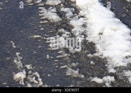 Habay, Belgien. Januar 2026. Reifenspuren im Schnee auf der Straße in der Nähe von Habay am Dienstag, den 06. Januar 2026. Die Temperaturen sind in Belgien niedrig, wobei die örtlichen Schneefälle mehrere Tage lang auftreten. Quelle: Belga News Agency/Alamy Live News Stockfoto