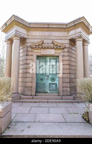 Historisches Mausoleum auf dem Highgate Cemetery. London, Vereinigtes Königreich, 3. März 2024 Stockfoto