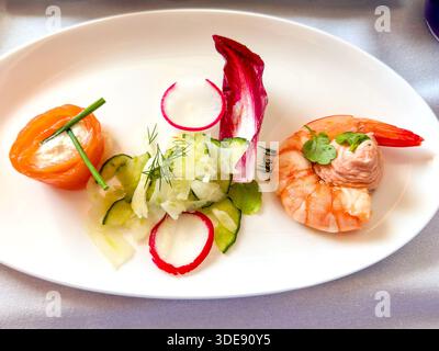 Nahaufnahme eines Mittagsvormittags mit geräuchertem Salon, Garnelen-Mousse und eingelegtem Salatgemüse. Stockfoto