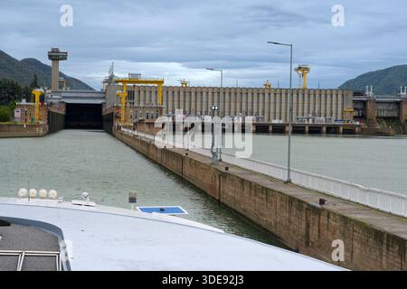 Wasserkraftwerk und Wasserkraftwerk an der Donau, Eiserne Tore, Serbien, Stockfoto