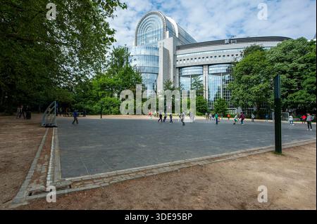Aufbau des Europäischen Parlaments. Außenansicht des Europäischen Parlamentsgebäudes aus der Nachbarschaft. Brüssel, Belgien Brussel Europäisches Parlament Gewest Brussel Belgie Copyright: XGuidoxKoppesxPhotox Stockfoto