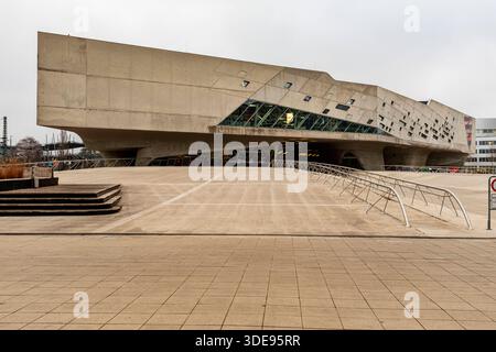 Phaeno Science Center Architecture. Das Phaeno Science Center neben dem Hauptbahnhof Wolfburg mit seiner futuristischen Betonarchitektur. Wolfburg bei Hauptbahnhof Nedersaksen Copyright: XGuidoxKoppesxPhotox Stockfoto