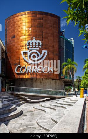 Entdecken Sie Sevillas Correos-Gebäude, ehemals Expo 92 Puerto Rico Pavillon. Erkunden Sie die einzigartige Architektur auf der Insel Cartuja mit einem sonnigen, hellen Stockfoto