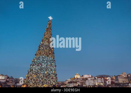 Ein prächtiger und hell beleuchteter Weihnachtsbaum steht als Herzstück des Hauptplatzes im WOW (World of Wine) in Vila Nova de Gaia. Auf Th setzen Stockfoto